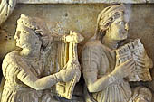Volterra. La grandiosa serie di urne cinerarie del Museo Etrusco Guarnacci. 